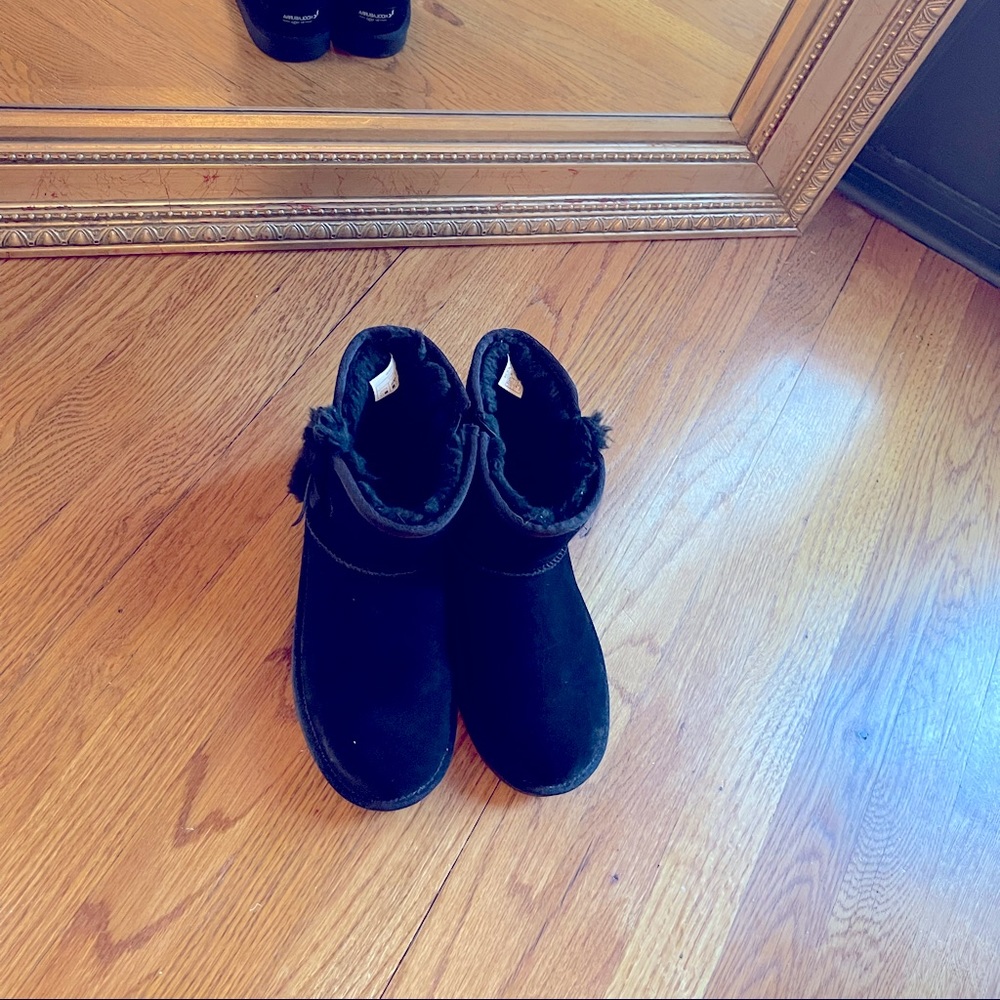 Kookaburra by UGG size 5 black low boots